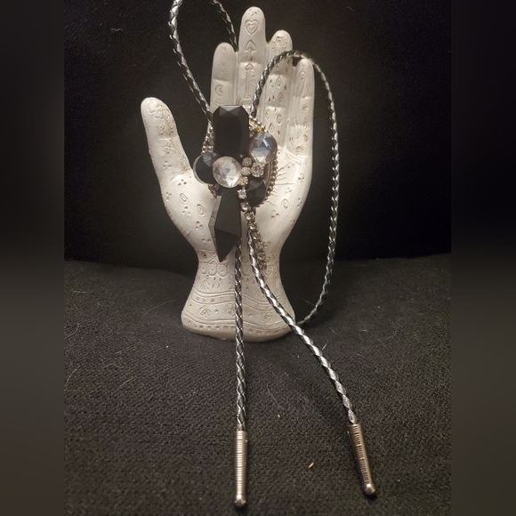 UNIQUE VINTAGE PIECE Gorgeous silver and black vintage bolo tie with crystals - Picture 2 of 4